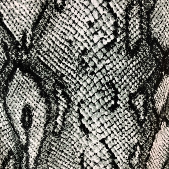 NWT black and white snake print blouse - Picture 4 of 4